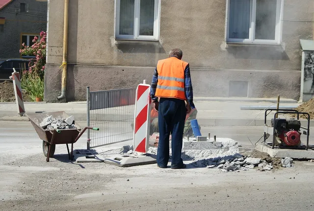 way, people, employees, employee, worker, workers, street, repairing, repair, wheelbarrow, building, construction. Arbejdsmiljøkrav ved hurtig vækst i SMV'er