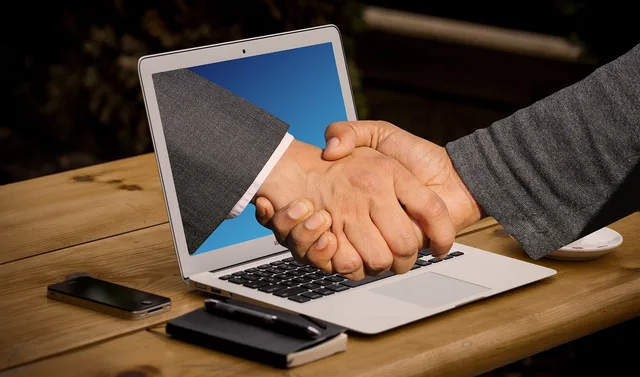 handshake, hands, laptop, monitor, online, digital, partner, partner exchange, mutual, business people, team, collaboration, teamwork, friendship, together, man, woman, people, continents, global, globalization, hand, trust, shaking hands, connectedness, friends, shake hands, hold tight, business, social, politics, media, mission, business partners, handshake, handshake, handshake, partner, mutual, trust, trust, shaking hands, shaking hands, shake hands, shake hands, shake hands, mission, mission, mission, mission, mission. Fælles salg gennem partnere: ansvar og indtægter