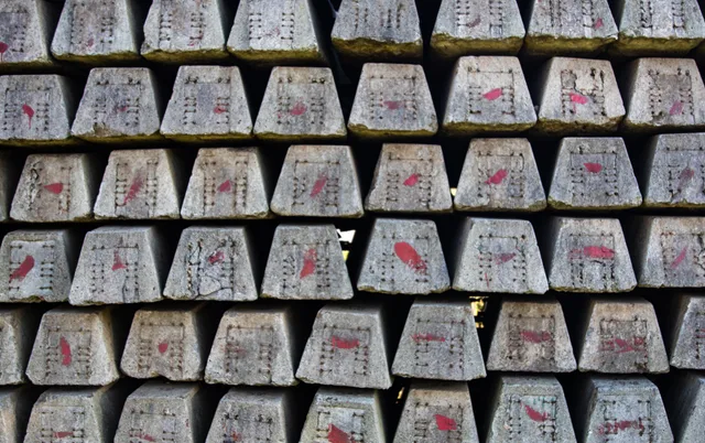 Close-up of stacked concrete blocks with red markings, showcasing industrial texture. Produktregler ved salg i nye markeder